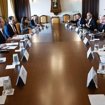 Khaldoon Al Mubarak Meets US Officials to Enhance UAE Investment Plans