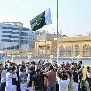Pakistanis-in-UAE.webp Record Remittances from Overseas Pakistanis Boost Economy