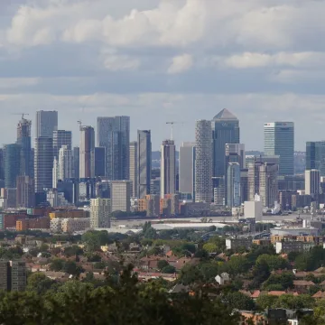 FTSE 100 Declines Amid Rising Oil Prices and Investor Concerns